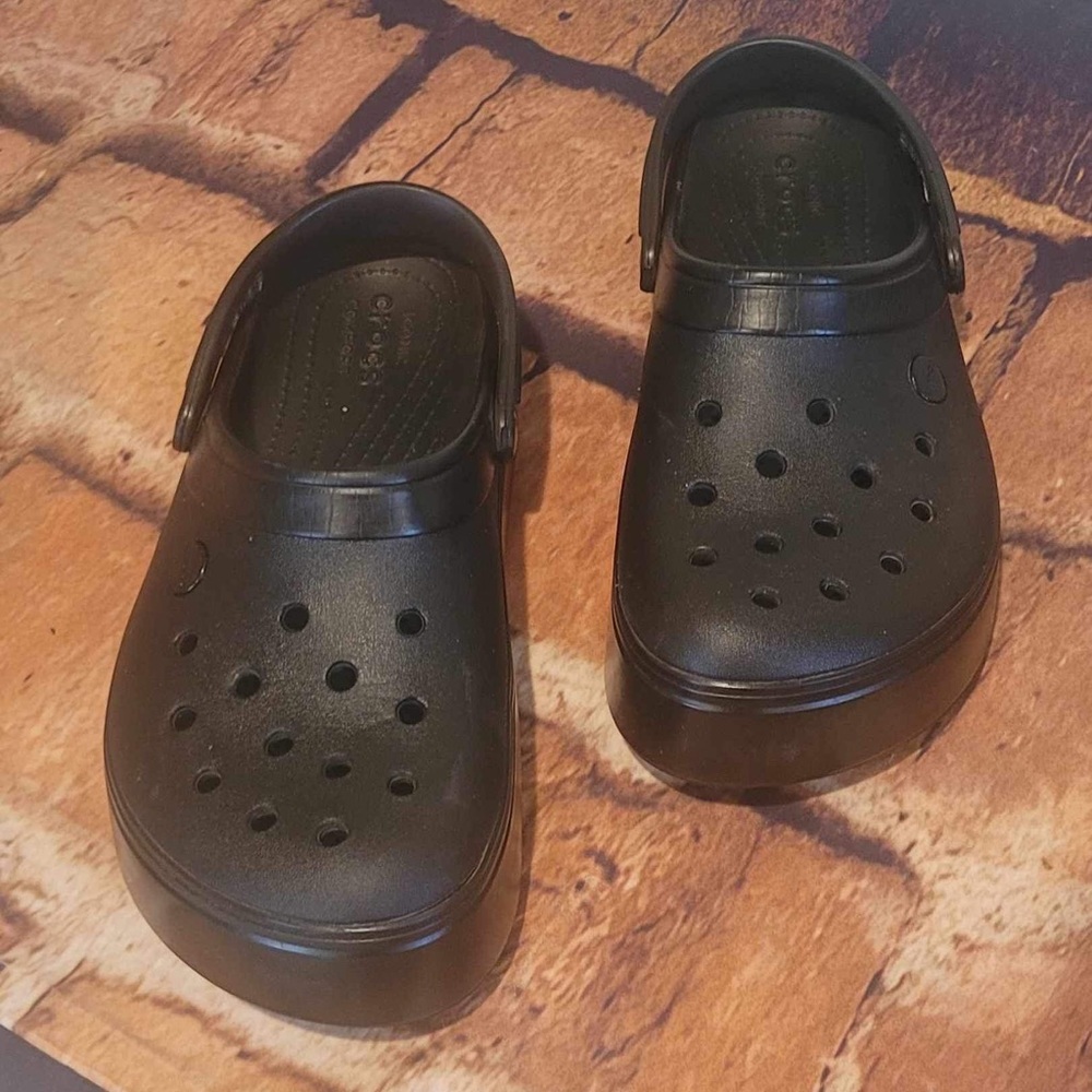 CROCS women size 8 men size 6